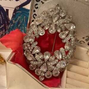 VINTAGE 1950’s ISENBERG ICE CLEAR AUSTRIAN CRYSTAL PIN